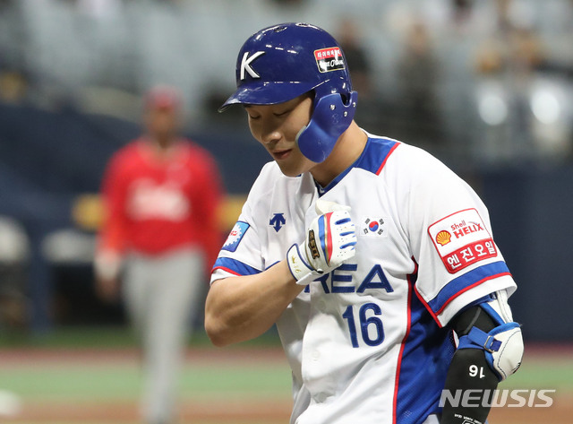 【서울=뉴시스】박미소 기자 = 8일 오후 서울 구로구 고척스카이돔에서 열린 2019 세계야구소프트볼연맹(WBSC) 프리미어 12 예선 C조 대한민국과 쿠바의 경기, 2회말 2사 만루 상황에서 한국 김하성이 2타점 적시타를 친 후 유니폼의 태극마크를 주먹으로 두드리고 있다.2019.11.08. misocamera@newsis.com