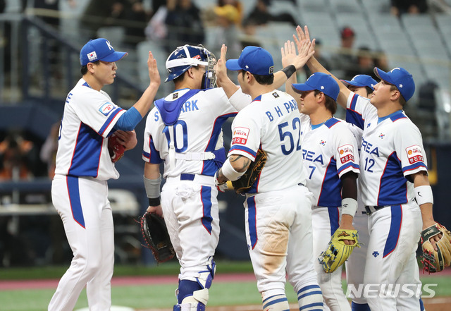 【서울=뉴시스】박미소 기자 = 8일 오후 서울 구로구 고척스카이돔에서 열린 2019 세계야구소프트볼연맹(WBSC) 프리미어 12 예선 C조 대한민국과 쿠바의 경기에서 7대 0으로 승리하며 3전 전승으로 슈퍼라운드에 진출한 한국 선수들이 기뻐하고 있다.2019.11.08.&nbsp; misocamera@newsis.com