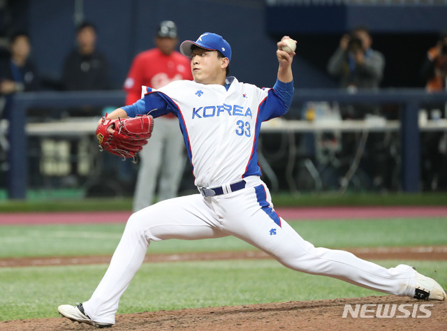 【서울=뉴시스】박미소 기자 = 8일 오후 서울 구로구 고척스카이돔에서 열린 2019 세계야구소프트볼연맹(WBSC) 프리미어 12 예선 C조 대한민국과 쿠바의 경기, 9회초 한국 마무리 투수 이승호가 역투하고 있다. 2019.11.08.&nbsp; misocamera@newsis.com