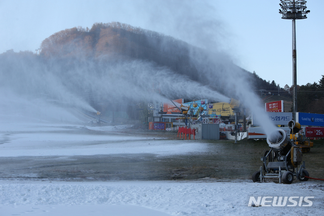 【평창=뉴시스】 김경목 기자 = 영하의 기온으로 떨어진 9일 오전 강원도 평창군 ㈜HJ 매그놀리아 용평 호텔앤리조트(용평리조트) 스키장 슬로프에 하얀 눈이 내려 쌓이고 있다. 용평리조트는 오는 16일 2019~2020년 시즌 스키장 개장을 준비하기 위해 제설기 75대를 총동원해 첫 가동에 들어갔다. 2019.11.09. photo31＠newsis.com