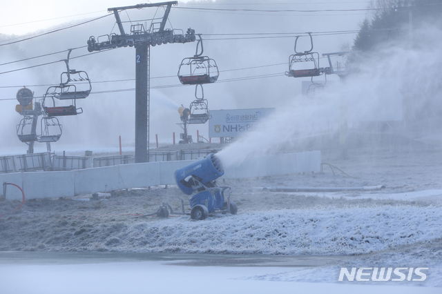 【평창=뉴시스】 김경목 기자 = 영하의 기온으로 떨어진 9일 오전 강원도 평창군 ㈜HJ 매그놀리아 용평 호텔앤리조트(용평리조트) 스키장 슬로프에 하얀 눈이 내려 쌓이고 있다. 용평리조트는 오는 16일 2019~2020년 시즌 스키장 개장을 준비하기 위해 제설기 75대를 총동원해 첫 가동에 들어갔다. 2019.11.09. photo31＠newsis.com
