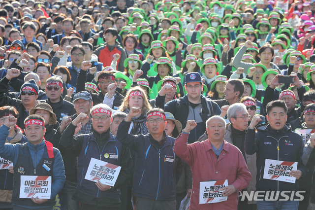 【서울=뉴시스】박미소 기자 = 전국민주노동조합총연맹 조합원들이 9일 오후 서울 영등포구 여의도 공원 인근에서 열린 '전태일 열사 정신 계승 전국노동자대회'에서 구호를 외치고 있다. 2019.11.09.  misocamera@newsis.com