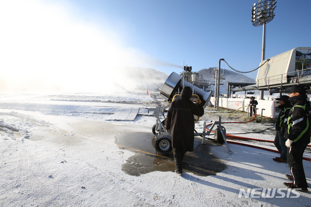 【평창=뉴시스】 김경목 기자 = 강원도 평창군 ㈜HJ 매그놀리아 용평 호텔앤리조트(용평리조트) 스포츠지원팀 직원들이 영하 3도로 기온이 떨어진 9일 오전 제설기를 가동시켜 인공 눈을 만들어 스키장 슬로프에 쌓이게 하고 있다. 용평리조트는 오는 16일 2019~2020년 시즌 스키장 개장을 준비하기 위해 제설기 75대를 총동원해 첫 가동에 들어갔다. 2019.11.09. photo31@newsis.com
