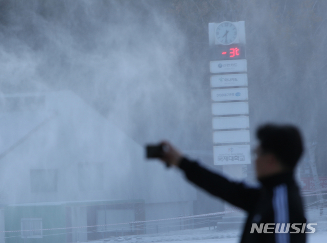 【평창=뉴시스】 김경목 기자 = 영하의 기온으로 떨어진 9일 오전 강원도 평창군 ㈜HJ 매그놀리아 용평 호텔앤리조트(용평리조트) 스키장 슬로프에 하얀 눈이 내려 쌓이는 가운데 관광객이 스키장 풍경 사진을 촬영하고 있다. 용평리조트는 오는 16일 2019~2020년 시즌 스키장 개장을 준비하기 위해 제설기 75대를 총동원해 첫 가동에 들어갔다. 2019.11.09. photo31＠newsis.com