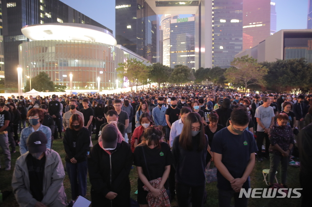 【홍콩=AP/뉴시스】9일 오후 홍콩 도심에서 수많은 시민들이 경찰이 쏜 최루탄을 피하려다 추락해 사망한 홍콩과학기술대 22세 대학생을 추모하고 있다. 2019.11.10