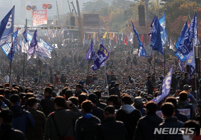 [서울=뉴시스]박미소 기자 = 23일 법조계에 따르면 서울 도심에서 대규모 전국노동자대회를 주도했던 전국민주노동조합총연맹(민주노총) 간부들에게 대법원이 벌금형을 확정했다. 사진은 지난 2019년 11월9일 오후 서울 영등포구 여의도 공원 인근에서 열린 '전태일 열사 정신 계승 전국노동자대회'에서 민주노총 조합원을 비롯한 금속노조 조합원들이 집회 장소로 이동하고 있는 모습. 2019.11.09. misocamera@newsis.com