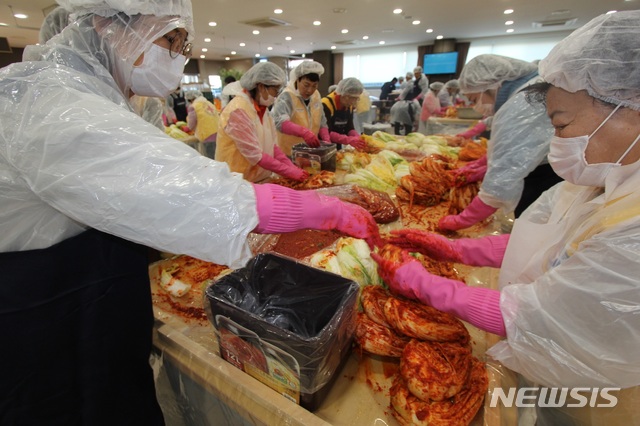 【전주=뉴시스】윤난슬 기자 = 대한적십자사 전북지사는 두산인프라코어 군산공장에서 '사랑의 김장 나눔' 행사를 진행했다고 10일 밝혔다.(사진=대한적십자사 전북지사 제공)2019.11.10. photo@newsis.com