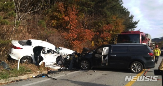 【장수=뉴시스】윤난슬 기자 = 10일 오후 2시 34분께 전북 장수군 장계면 26번 국도에서 K5 승용차와 카니발 승합차가 충돌했다.(사진=전북소방본부 제공)2019.11.10. photo@newsis.com 