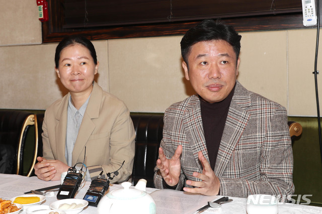【서울=뉴시스】 장세영 기자 = 권은희 (오른쪽 두번째)와 유의동(오른쪽) '변혁 신당기획단' 공동단장이 10일 서울 여의도에 위치한 중식당에서 신당기획단 출범 후 첫 기자간담회를 갖고 변화와 혁신을 위한 비상행동 신당 창당 관련 내용을 설명하고 있다. 2019.11.10.&nbsp; photo@newsis.com 