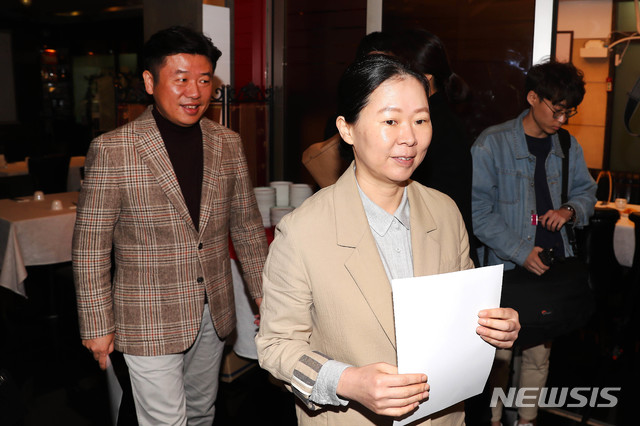 【서울=뉴시스】 장세영 기자 = 권은희 (앞쪽)와 유의동 '변혁 신당기획단' 공동단장이 10일 서울 여의도에 위치한 중식당에서 신당기획단 출범 후 첫 기자간담회를 위해 입장하고 있다. 2019.11.10.&nbsp; photo@newsis.com 