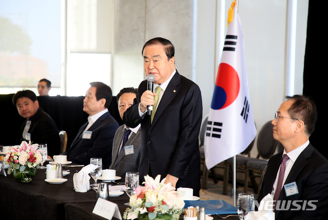 【서울=뉴시스】 미국을 방문 중인 문희상 국회의장은 9일 오전(현지시각) 샌프란시스코 페어몬드호텔에서 지상사 대표 초청 오찬 간담회에 참석해 “대한민국의 안보와 경제의 핵심은 한·미동맹과 한·미·일 공조”라고 강조했다. (사진=국회 제공) 2019.11.10. photo@newsis.com