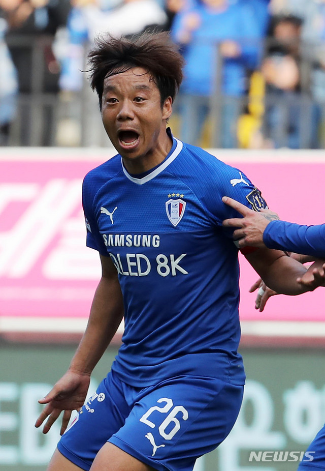 【수원=뉴시스】홍효식 기자 = 10일 오후 경기 수원시 팔달구 수원월드컵경기장에서 열린 '2019 KEB 하나은행 FA컵' 수원 삼성과 대전 코레일의 결승 2차전 경기, 수원 염기훈이 노골이 선언되자 심판에게 항의하고 있다. 2019.11.10. yesphoto@newsis.com