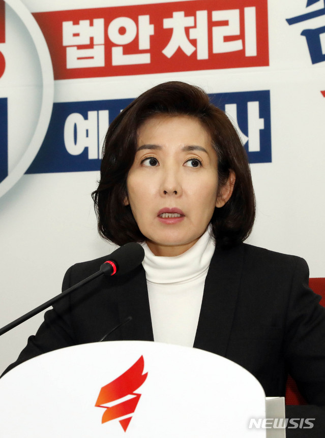 【서울=뉴시스】 장세영 기자 = 나경원 자유한국당 원내대표가 10일 서울 여의도 국회에서 예산정책 기자간담회를 열고 모두발언을 하고 있다. 2019.11.10. photothink@newsis.com