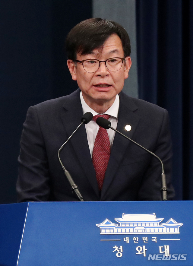 【서울=뉴시스】배훈식 기자 = 김상조 정책실장이 10일 오후 청와대 춘추관 브리핑실에서 열린 기자간담회에 참석해 모두발언을 하고 있다. 2019.11.10. dahora83@newsis.com