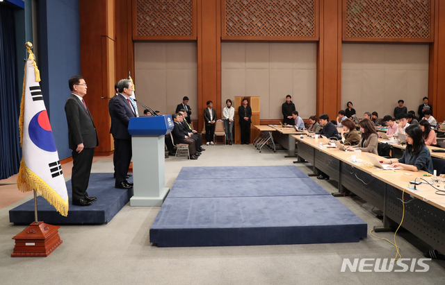 【서울=뉴시스】배훈식 기자 = 노영민 대통령 비서실장이 10일 오후 청와대 춘추관 브리핑실에서 열린 기자간담회에 참석해 모두발언을 하고 있다. 2019.11.10. dahora83@newsis.com