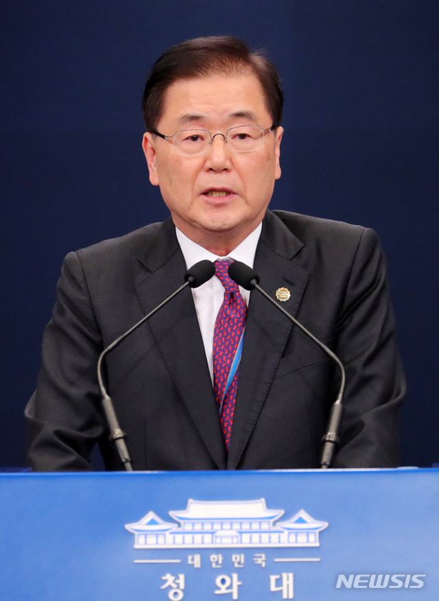 【서울=뉴시스】배훈식 기자 = 정의용 국가안보실장이 10일 오후 청와대 춘추관 브리핑실에서 열린 기자간담회에 참석해 모두발언을 하고 있다. 2019.11.10.&nbsp; dahora83@newsis.com