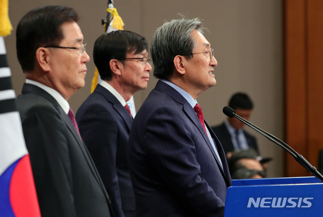 【서울=뉴시스】배훈식 기자 = 노영민 대통령 비서실장이 10일 오후 청와대 춘추관 브리핑실에서 열린 기자간담회에 참석해 모두발언을 하고 있다. 왼쪽부터 정의용 국가안보실장, 김상조 정책실장, 노영민 대통령 비서실장. 2019.11.10. dahora83@newsis.com