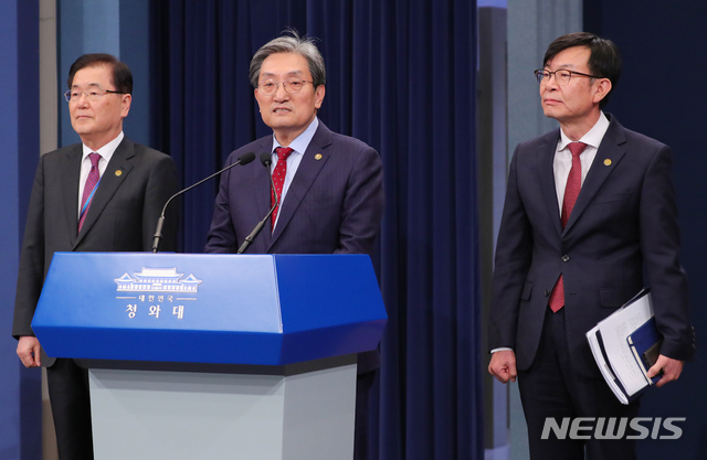 【서울=뉴시스】배훈식 기자 = 노영민 대통령 비서실장이 10일 오후 청와대 춘추관 브리핑실에서 열린 기자간담회에 참석해 모두발언을 하고 있다. 왼쪽부터 정의용 국가안보실장, 노영민 대통령 비서실장, 김상조 정책실장. 2019.11.10. dahora83@newsis.com