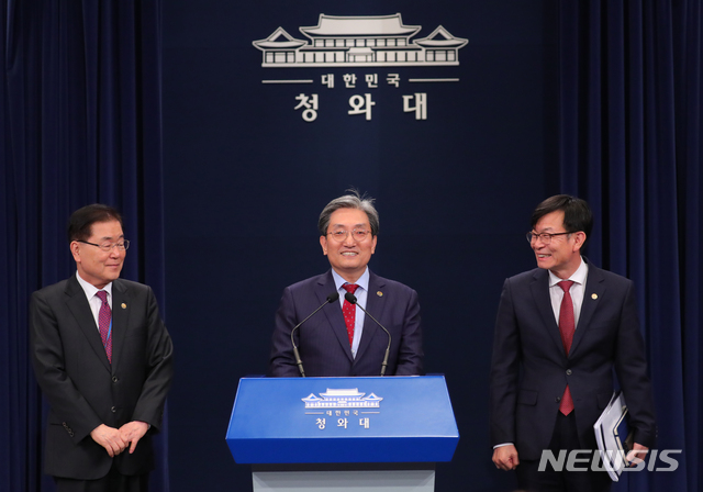 【서울=뉴시스】배훈식 기자 = 노영민 대통령 비서실장이 10일 오후 청와대 춘추관 브리핑실에서 열린 기자간담회에 참석해 모두발언을 하고 있다. 왼쪽부터 정의용 국가안보실장, 노영민 대통령 비서실장, 김상조 정책실장. 2019.11.10.&nbsp; dahora83@newsis.com