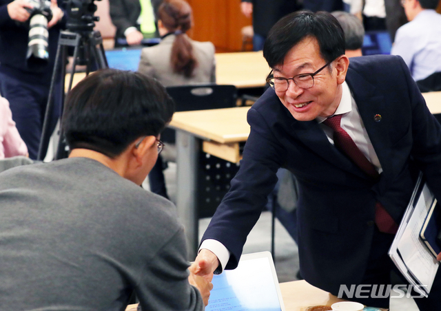 【서울=뉴시스】배훈식 기자 = 김상조 정책실장이 10일 오후 청와대 춘추관 브리핑실에서 열린 기자간담회에 참석해 기자들과 악수하고 있다. 2019.11.10. dahora83@newsis.com