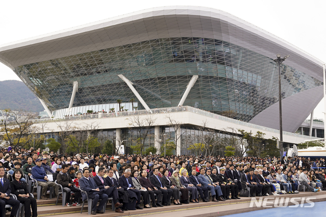【서울=뉴시스】김정숙 여사가 10일 오후 부산 영도구 해양박물관 수변광장에서 열린 한-아세안 특별정상회의 D-15 계기 부산시 환영행사 ‘하나의 바다, 하나의 하늘’에 참석하고 있다.(사진=청와대 제공) 2019.11.10. photo@newsis.com