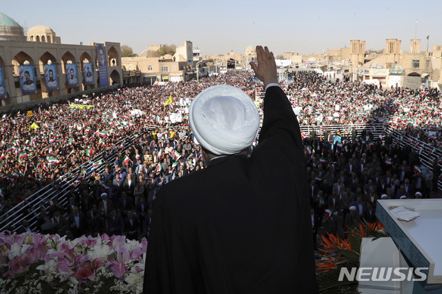 【야즈드=AP/뉴시스】 하산 로하니 이란 대통령이 10일(현지시간) 이란 중부 도시 야즈드에서 연설을 하고 있다. 로하니 대통령은 이날 "반가운 소식을 국민과 나눌 수 있어 기쁘다"면서 "원유 매장량이 530억 배럴이 넘는 대규모의 유전을 찾아냈다"고 밝혔다. 2019.11.10.