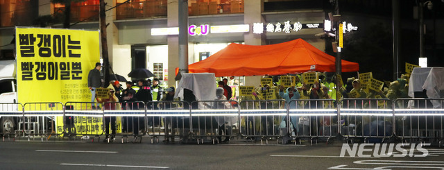 【서울=뉴시스】박주성 기자 = 자유대한호국단 회원들이 10일 오후 서울 소공동 환구단 앞에서 의열단 100주년 기념행사 규탄 집회를 하고 있다. 2019.11.10.&nbsp; park7691@newsis.com