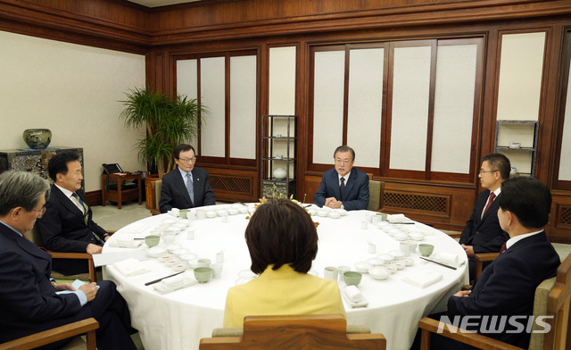 【서울=뉴시스】문재인 대통령이 10일 오후 청와대 관저에서 여야 5당 대표를 초청해 만찬을 함께하고 있다. 왼쪽부터 시계방향으로 노영민 대통령 비서실장, 손학규 바른미래당 대표, 이해찬 더불어민주당 대표, 문재인 대통령, 황교안 자유한국당 대표, 정동영 민주평화당 대표, 심상정 정의당 대표.(사진=청와대 제공) 2019.11.10.&nbsp; photo@newsis.com