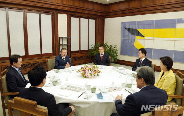 【서울=뉴시스】문재인 대통령이 10일 오후 청와대 관저에서 여야 5당 대표를 초청해 만찬을 함께하고 있다. 왼쪽부터 시계방향으로 이해찬 더불어민주당 대표, 문재인 대통령, 황교안 자유한국당 대표, 정동영 민주평화당 대표, 심상정 정의당 대표, 노영민 대통령 비서실장, 손학규 바른미래당 대표.(사진=청와대 제공) 2019.11.10.&nbsp; photo@newsis.com