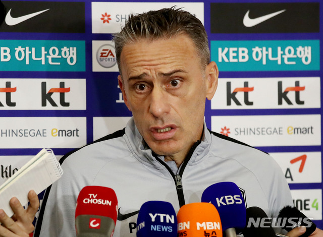 【인천=뉴시스】김진아 기자 = 파울루 벤투 축구 국가대표팀 감독이 2022 카타르 월드컵 아시아지역 2차전 예선 레바논과의 원정 경기 및 브라질과의 친선경기를 치르기 위해 10일 인천공항에서 출국하기에 앞서 취재진의 질문에 답하고 있다. 2019.11.10.&nbsp; bluesoda@newsis.com