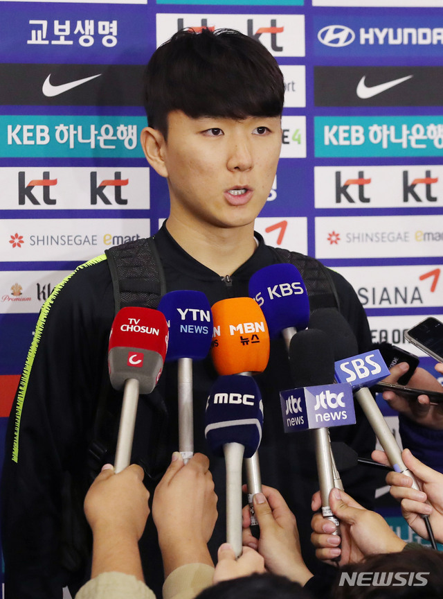 【인천=뉴시스】김진아 기자 = 축구 국가대표팀 황인범이 2022 카타르 월드컵 아시아지역 2차전 예선 레바논과의 원정 경기 및 브라질과의 친선경기를 치르기 위해 10일 인천공항에서 출국하기에 앞서 취재진의 질문에 답하고 있다. 2019.11.10.bluesoda@newsis.com