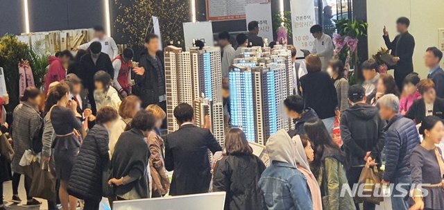 【서울=뉴시스】우미건설은 인천광역시 서구 가정동 루원시티 주상복합 7블록에 공급하는 '루원시티 린스트라우스' 견본주택(모델하우스) 개관 3일간 1만5000여명이 방문했다고 11일 밝혔다. (사진 = 우미건설) 2019.11.11.