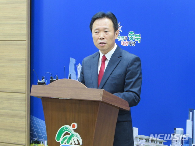 【청주=뉴시스】천영준 기자 = 자유한국당 황영호 청주 청원 당협위원장이 11일 충북도청 브리핑룸에서 기자회견을 열어 최근 극우성향 단체 집회에서 문재인 대통령을 향한 막말과 욕설에 대해 사과하고 있다. 2019.11.11. yjc@newsis.com