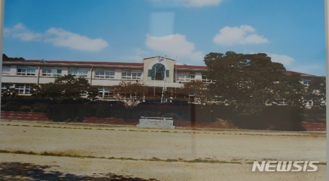 【화순=뉴시스】 송창헌 기자 = 전남 화순군 아산초등학교가 학생수 확충 차원에서 전학생 가정에게 무상주택을 제공키로 하고 빈 관사를 철거한 뒤 신축 주택을 조만간 완공할 예정이라고 11일 밝혔다. (사진=아산초 홈페이지 캡쳐) 2019.11.11 photo@newsis.com