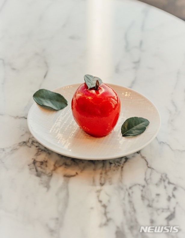 【서울=뉴시스】시그니엘서울 '페이스트리 살롱'의 '사과 케이크'