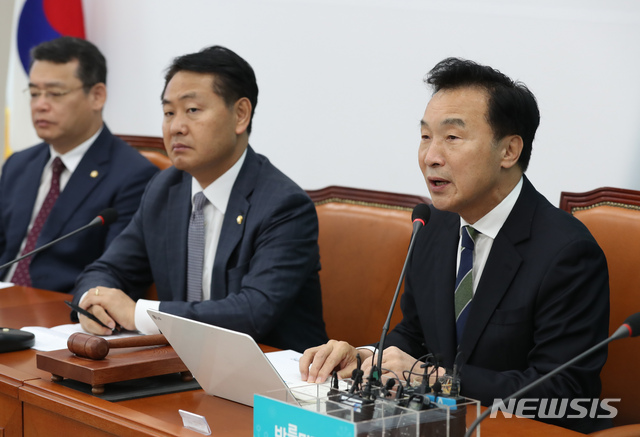 【서울=뉴시스】고승민 기자 = 손학규 바른미래당 대표가 11일 서울 여의도 국회에서 열린 바른미래당 제166차 최고위원회의에서 모두발언하고 있다. 2019.11.11.kkssmm99@newsis.com