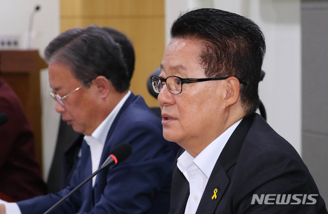 【서울=뉴시스】 장세영 기자 = 박지원 대안신당 의원이 11일 오전 서울 여의도 국회 의원회관에서 열린 대안신당 제12차 국회의원 창당준비기획단 연석회의에서 모두발언을 하고 있다. 2019.11.11. photothink@newsis.com