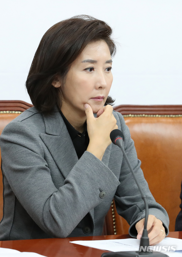 【서울=뉴시스】김명원 기자 = 나경원 원내대표가 11일 오전 서울 여의도 국회 자유한국당 회의실에서 열린 최고위원회의에 참석해 잠시 생각에 잠겨 있다. 2019.11.11. kmx1105@newsis.com