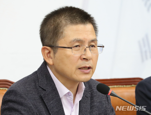 【서울=뉴시스】김명원 기자 = 황교안 자유한국당 대표가 11일 오전 서울 여의도 국회 자유한국당 회의실에서 열린 최고위원회의에 참석해 현안 관련 모두발언을 하고 있다. 2019.11.11. kmx1105@newsis.com