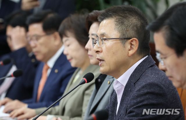 【서울=뉴시스】김명원 기자 = 황교안 자유한국당 대표가 11일 오전 서울 여의도 국회 자유한국당 회의실에서 열린 최고위원회의에 참석해 현안 관련 모두발언을 하고 있다. 2019.11.11.&nbsp; kmx1105@newsis.com