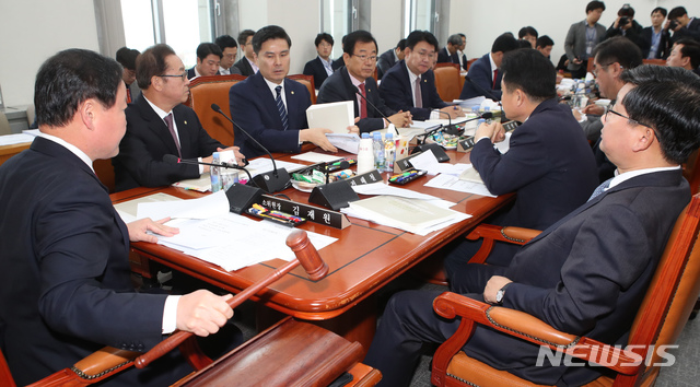 【서울=뉴시스】고승민 기자 = 김재원 예결위원장이 11일 국회 예결위소회의실에서 열린 1차 예산안등조정소위원회에서 개회선언을 하고 있다. 2019.11.11.photo@newsis.com