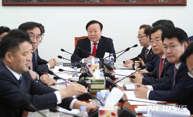 【서울=뉴시스】고승민 기자 = 김재원 예결위원장이 11일 오전 국회 예산결산특별위원회 소회의실에서 예산소위 첫 회의를 진행하고 있다. 2019.11.11. photo@newsis.com