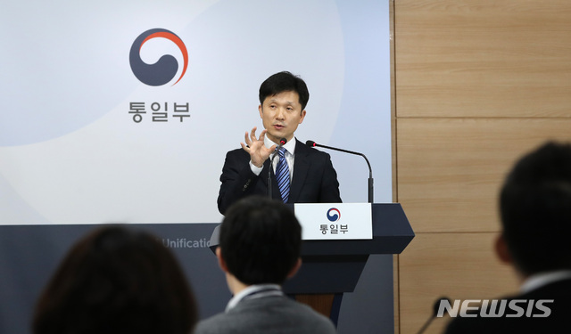 【서울=뉴시스】 전진환 기자 = 이상민 통일부 대변인이 11일 오전 서울 종로구 정부서울청사 브리핑룸에서 북한 주민 2명 추방과 관련해 브리핑을 하고 있다. 2019.11.11.&nbsp; amin2@newsis.com