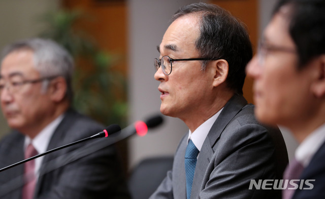 【서울=뉴시스】박주성 기자 = 고려대 정보대학 석좌교수로 임용된 문무일 전 검찰총장이 11일 오전 서울 성북구 고려대학교 본관에서 임명장을 받기 전 기자들과 간담회를 하고 있다. 문 전 총장은 컴퓨터학과에서 디지털포렌식(디지털 기기에 저장된 정보를 복구하는 것) 연구 및 강의 활동을 할 예정이다. 2019.11.11. park7691@newsis.com