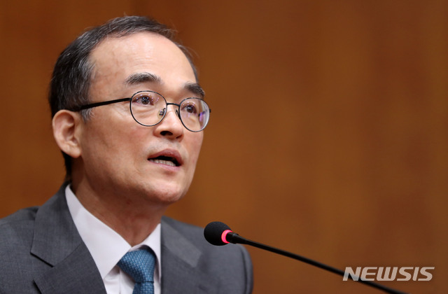 【서울=뉴시스】박주성 기자 = 고려대 정보대학 석좌교수로 임용된 문무일 전 검찰총장이 11일 오전 서울 성북구 고려대학교 본관에서 임명장을 받기 전 기자들과 간담회를 하고 있다. 문 전 총장은 컴퓨터학과에서 디지털포렌식(디지털 기기에 저장된 정보를 복구하는 것) 연구 및 강의 활동을 할 예정이다. 2019.11.11. park7691@newsis.com