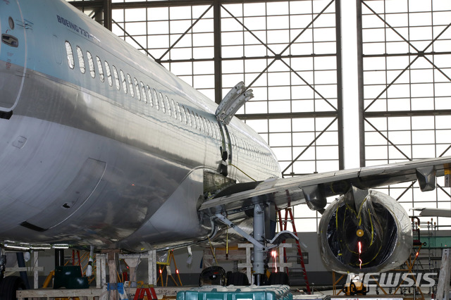 【서울=뉴시스】 고범준 기자 = 11일 오전 서울 강서구 김포공항 대한항공 격납고에서 최근 보잉 기종에서 잇따라 결함이 발견된 가운데 보잉737NG 동체 균열과 관련해 항공기 수리가 진행되고 있다. 동체와 날개를 연결하는 구조물 피클포크(Pickle Fork)는 항공기 날개 이음새를 기체 안쪽에서 고정해 동시에 받쳐주는 일종의 철제 지지대다. 2019.11.11. bjko@newsis.com