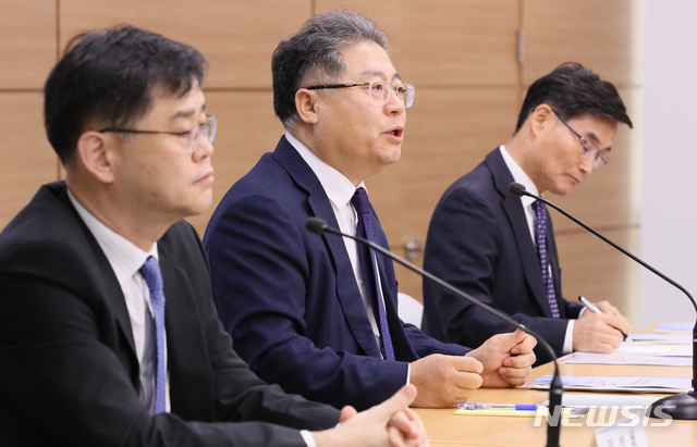 【세종=뉴시스】강종민 기자 = 대외경제정책연구원 이재영 원장(가운데)과 안성배 국제거시금융실장(왼쪽), 양평섭 세계지역연구센터 소장이 11일 오전 정부세종청사에서 2020년 세계경제에 대해 설명하고 있다. 2019.11.11.&nbsp;&nbsp; ppkjm@newsis.com