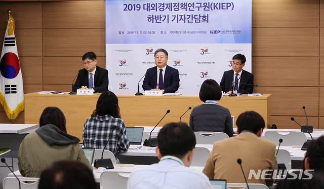 【세종=뉴시스】강종민 기자 = 대외경제정책연구원 이재영 원장(가운데)과 안성배 국제거시금융실장(왼쪽), 양평섭 세계지역연구센터 소장이 11일 오전 정부세종청사에서 2020년 세계경제에 대해 설명하고 있다. 2019.11.11. ppkjm@newsis.com