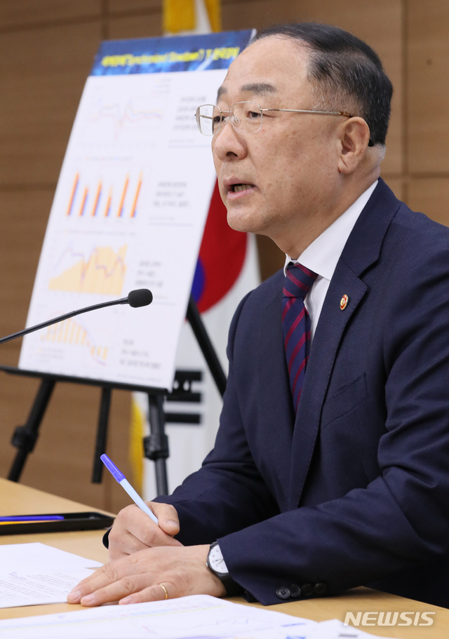 【세종=뉴시스】강종민 기자 = 홍남기 부총리 겸 기획재정부 장관이 11일 오후 정부세종청사에서 열린 기자간담회에서 문재인정부 출범 2년반 경제운영 성과와 향후 과제에 대해 설명하고 있다. 2019.11.11.&nbsp; ppkjm@newsis.com