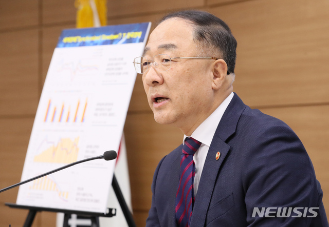 【세종=뉴시스】강종민 기자 = 홍남기 부총리 겸 기획재정부 장관이 11일 오후 정부세종청사에서 열린 기자간담회에서 문재인정부 출범 2년반 경제운영 성과와 향후 과제에 대해 설명하고 있다. 2019.11.11.&nbsp; ppkjm@newsis.com